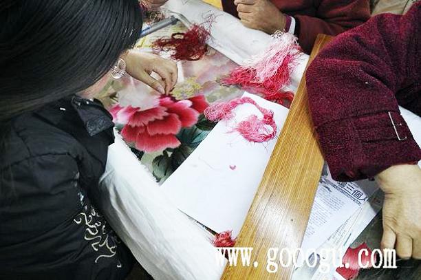 娇古球友会官方入口，大型刺绣屏风定做加工，刺绣现场