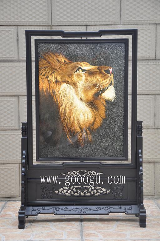 狮子是一种吉祥的之物,代表权利和公正。