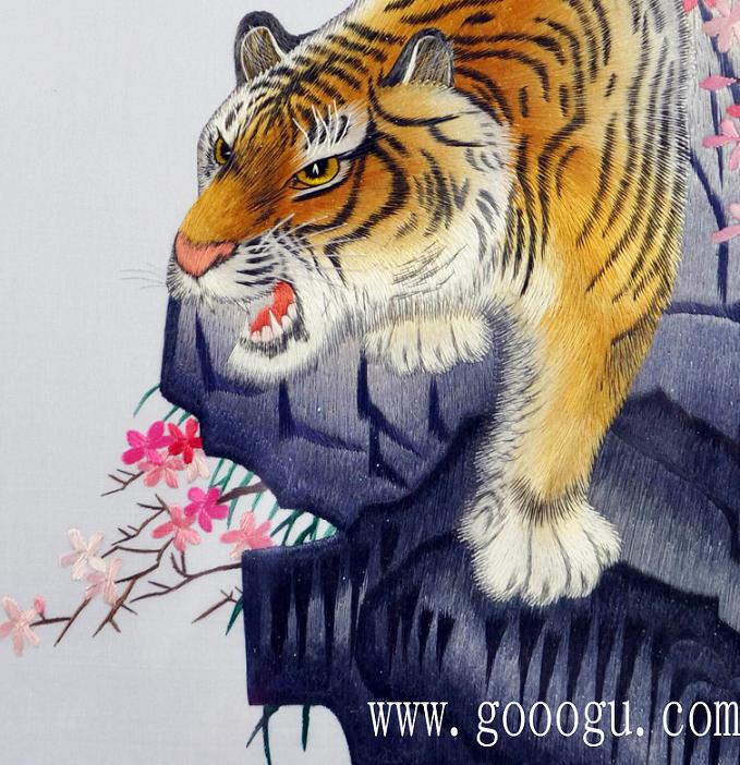 球友会官方入口的另一面是老虎的图案，彰显虎的凶猛！