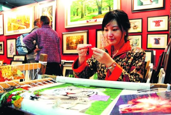 苏州刺绣绣娘工作人员，球友会官方入口国外参展